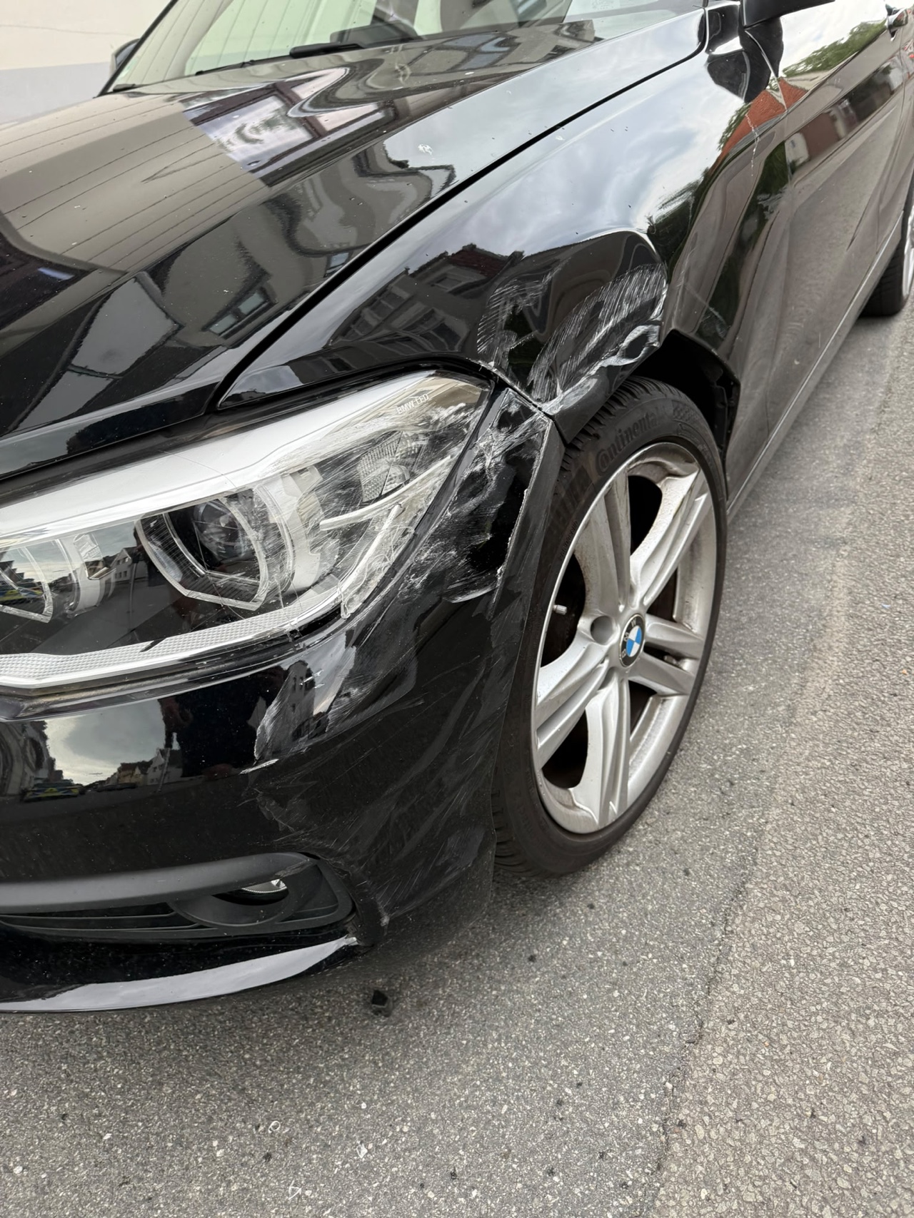 Dokumentierter Unfallschaden im Frontbereich eines BMW