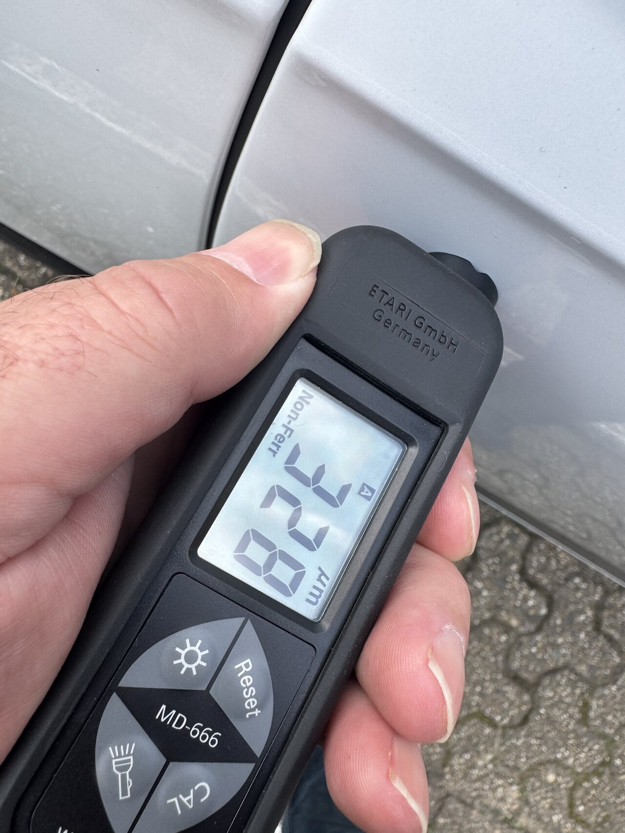 Messung der Lackschichtdicke mit einem elektronischen Messgerät