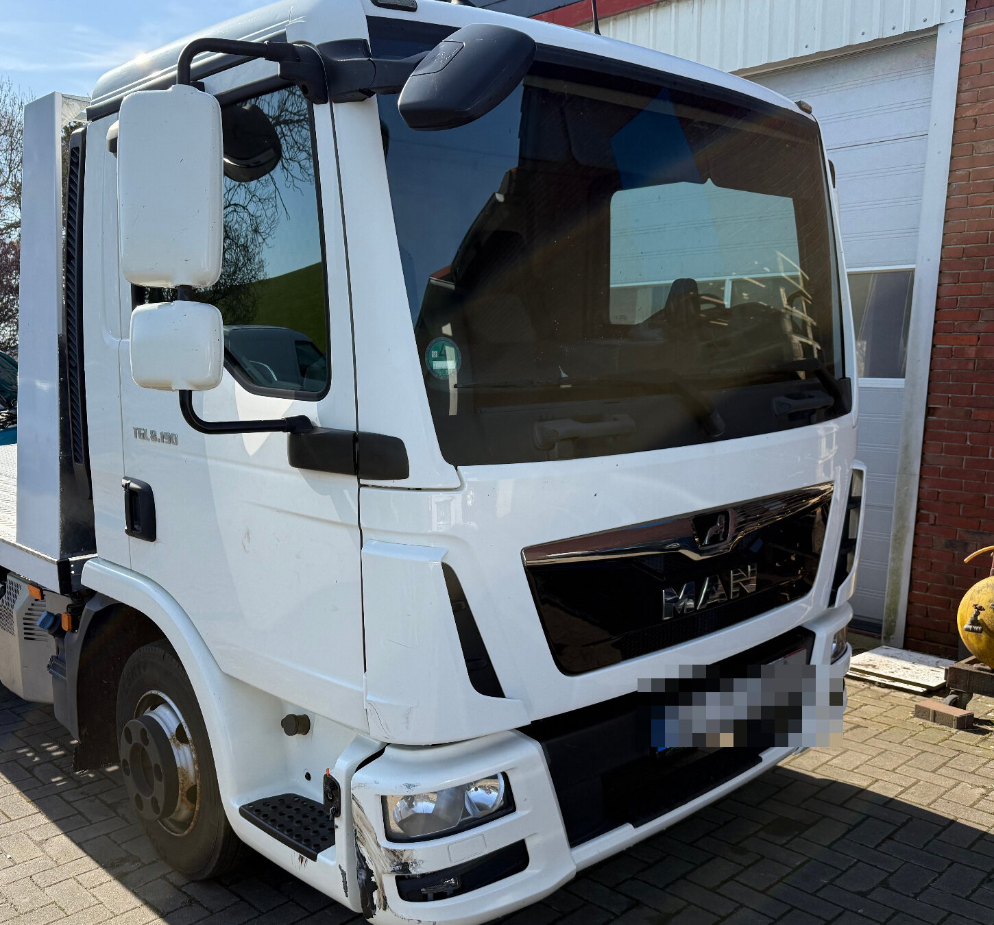 Anonymisierte Gesamtansicht eines Lkw mit Frontschaden
