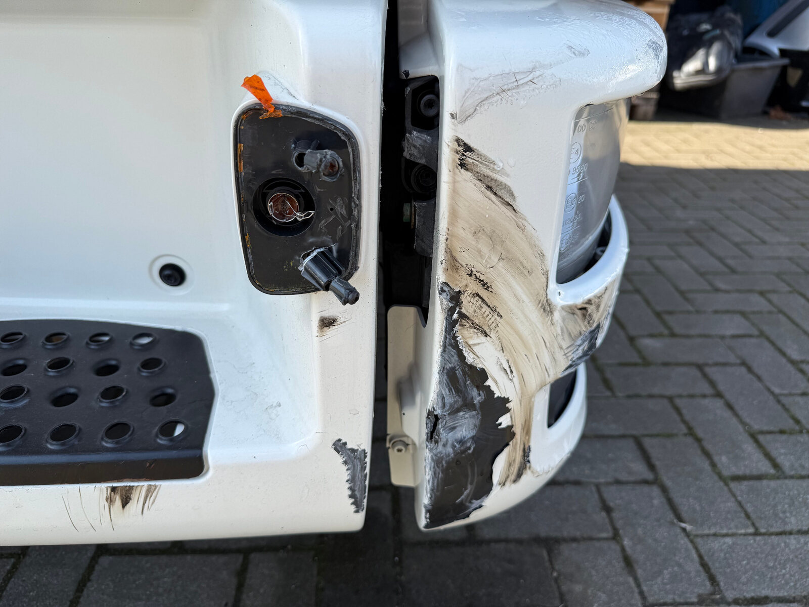 Beschädigter rechter Stoßfängereckbereich eines Lkw