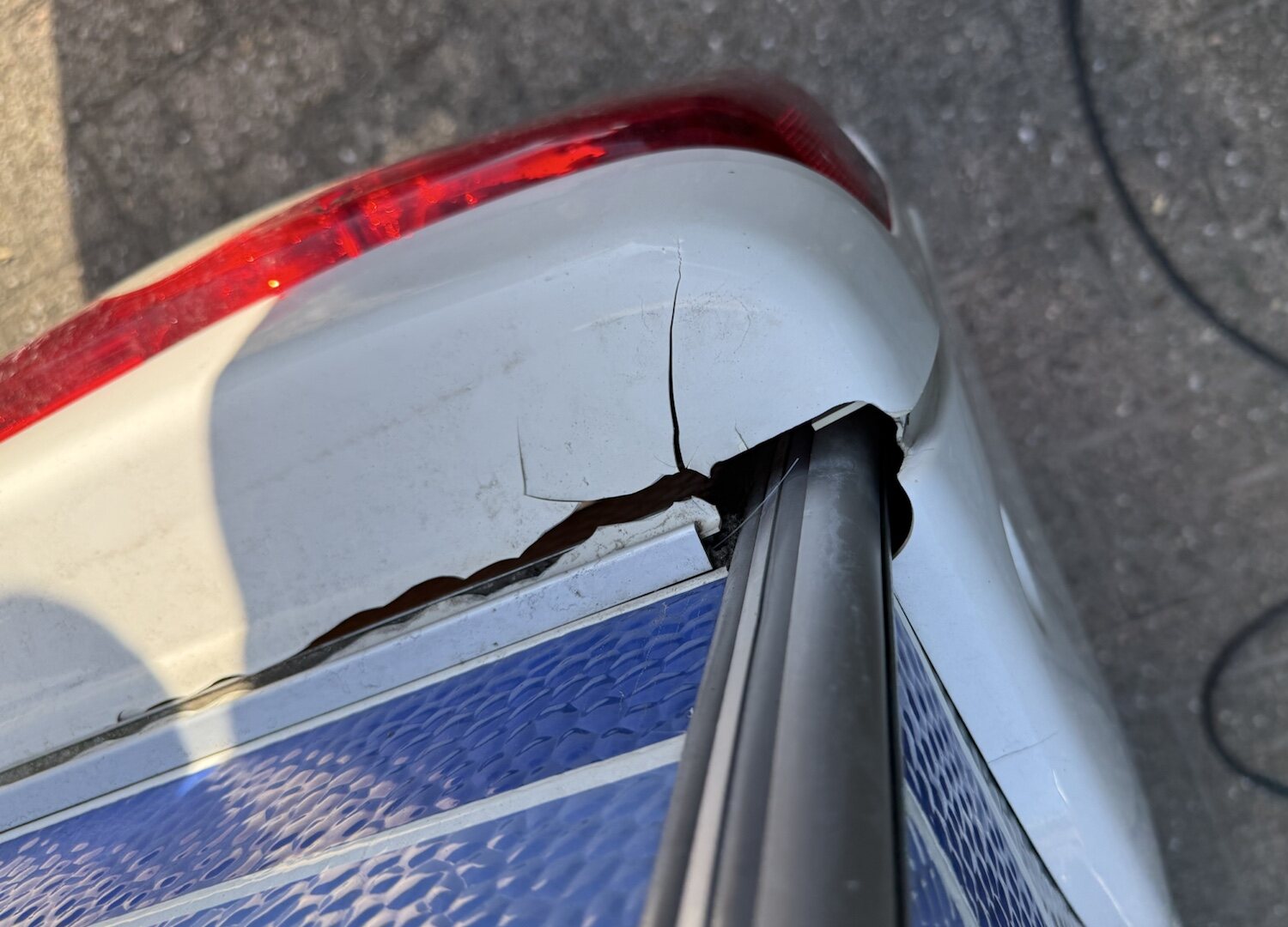 Detailaufnahme der Risse und geöffneten Verbindung am Wohnwagenheck